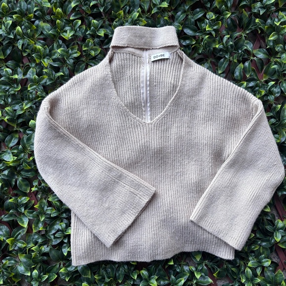 DO+BE beige knit sweater with a choker neckline and a deep V-neck - Picture 2 of 7